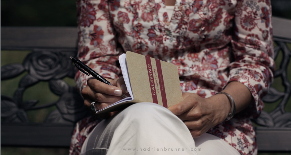 Photographe-carnet-retro-femme-banc