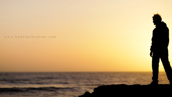 photographe-guerande-portrait-mer-homme-contre-jour