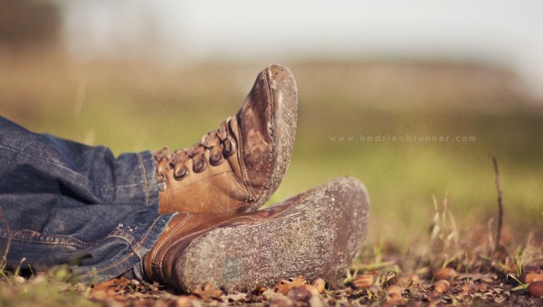 Photographe-homme-chaussure-nature-repos