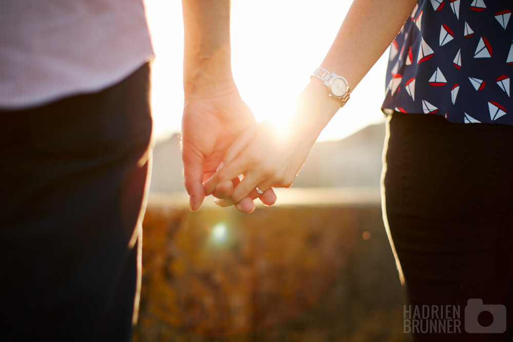 photographe-mariage-couple-mains-contre-jour-angers